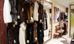 Торговое оборудование для магазина одежды из меха Ягуар коллекция ХАЙ-ТЕК Фото