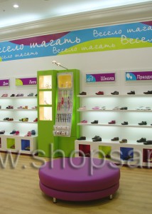 Фотографии открытого детского магазина обуви “Весело шагать” в ТЦ “Крокус Сити Молл” (Москва) на основе коллекции “КАРАМЕЛЬ”