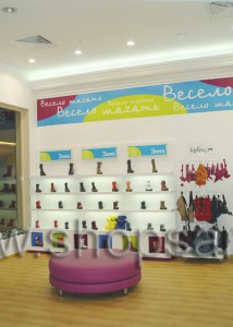 Фотографии открытого детского магазина обуви “Весело шагать” в ТЦ “Крокус Сити Молл” (Москва) на основе коллекции “КАРАМЕЛЬ”