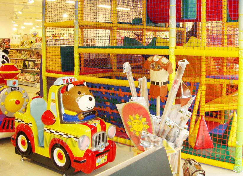 Торговое оборудование отдела игрушек магазина Винни ТЦ Dream House коллекция ЦВЕТНЫЕ МЕТАЛЛИЧЕСКИЕ СТЕЛЛАЖИ Фото