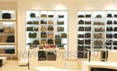 Торговое оборудование магазина сумок Kipling ТЦ Lotte Plaza коллекция БРЕНД Фото 02