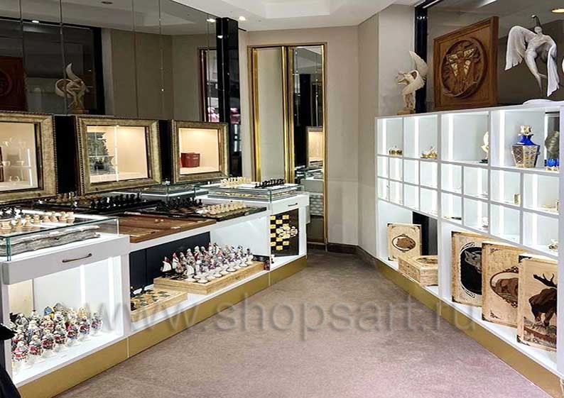 Торговое оборудование для магазина подарков в гостинице Radisson Slavyanskaya коллекция DE LUXE Фото