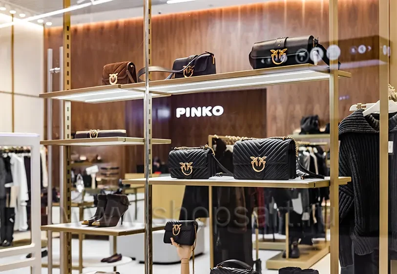Торговое оборудование для магазина одежды PINKO ТРЦ Голливуд коллекция ЗОЛОТАЯ ЛИНИЯ Фото