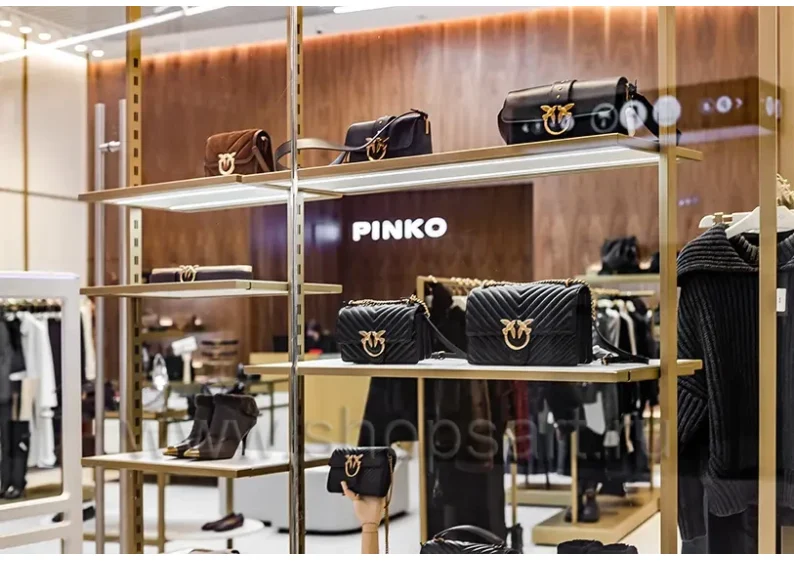Торговое оборудование для магазина одежды PINKO ТРЦ Голливуд коллекция ЗОЛОТАЯ ЛИНИЯ Фото