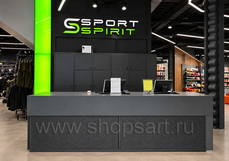 Стойка ресепшн крупным планом магазина SPORT SPIRIT торговая мебель Модный шоппинг
