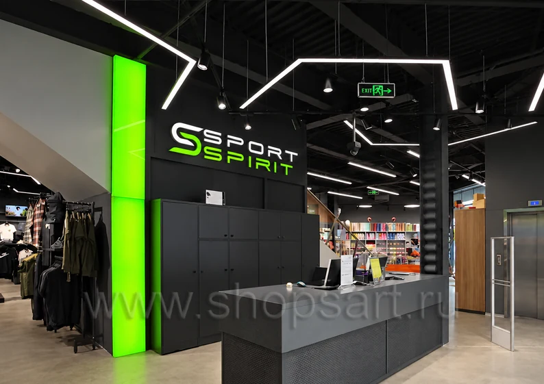 Общий вид ресепшн и входа магазина SPORT SPIRIT торговая мебель Модный шоппинг