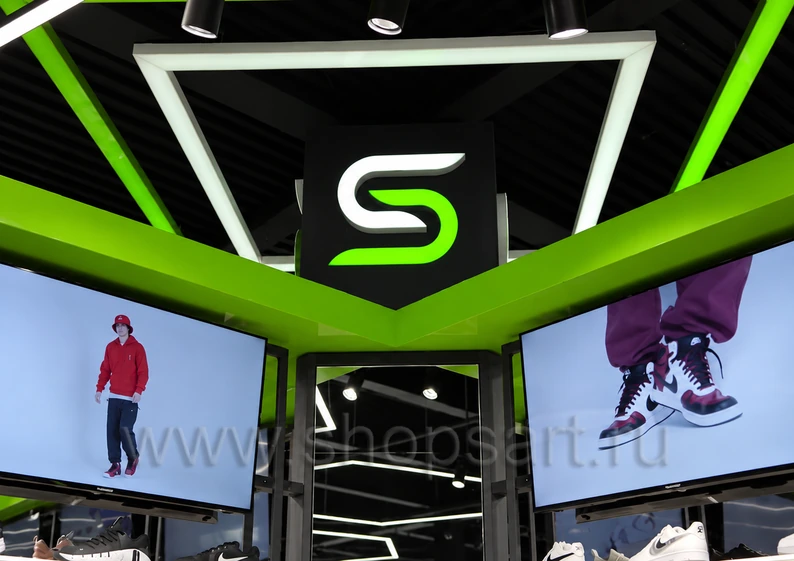 Медиаузел над торговыми полками магазина SPORT SPIRIT торговая мебель Модный шоппинг