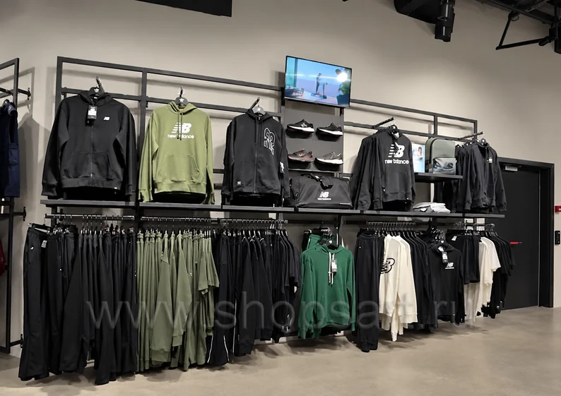 Пристенная система New Balance магазина БАСАСПОРТ торговая мебель Модный шоппинг