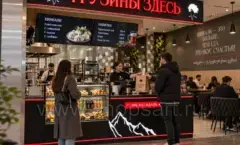 Торговая мебель кафе Грузины здесь: вход и стойка в торговом центре