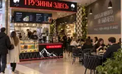 Торговая мебель кафе Грузины здесь: открытый зал кафе и витрина
